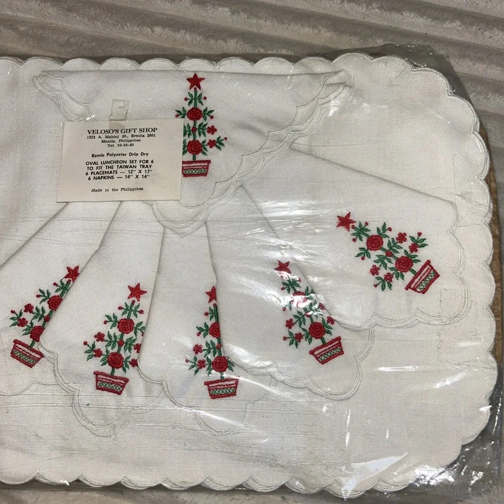 Set of 6 Vintage Christmas Embroidered - 6 Placemats 6 Napkins